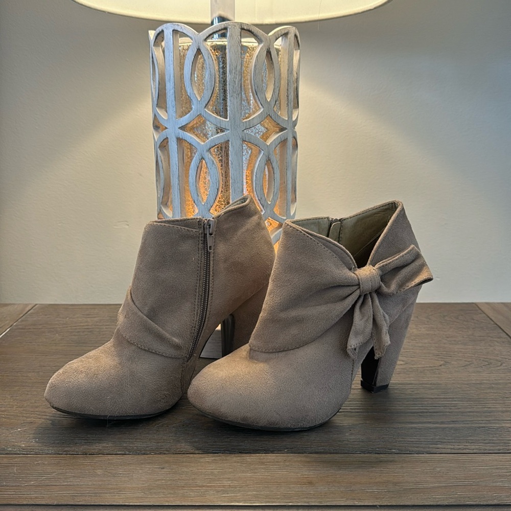 Bow booties